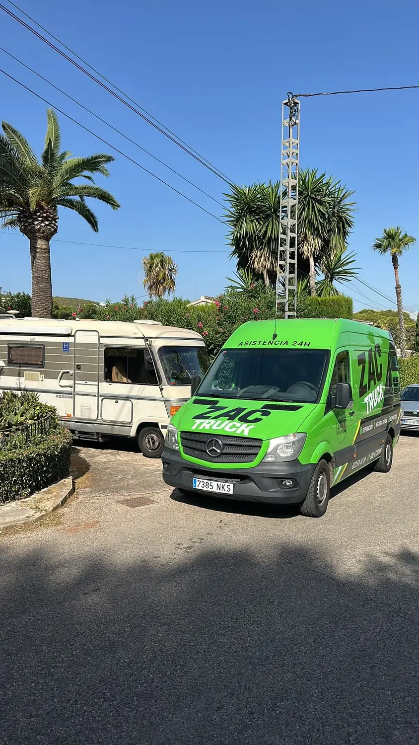 Furgoneta de ZAC TRUCK atendiendo una autocaravana averiada