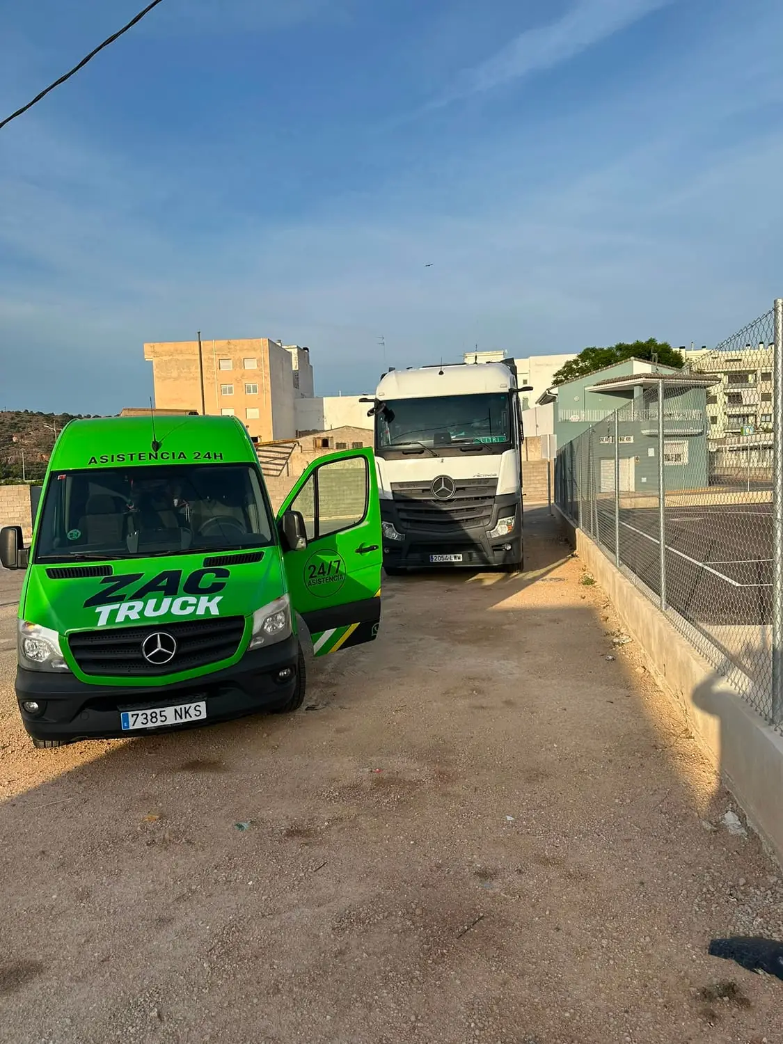 Furgoneta taller de ZAC TRUCK asistiendo a un camión Mercedes Actros