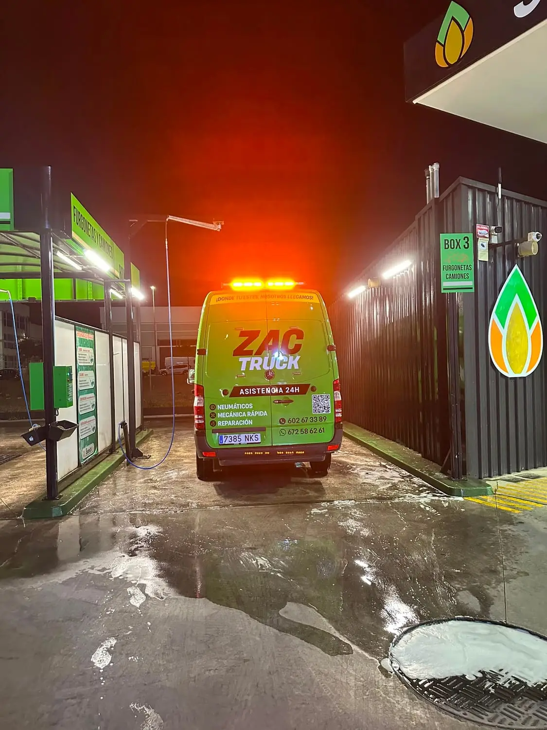 Furgoneta de ZAC TRUCK de noche con la barra de balizas encendida