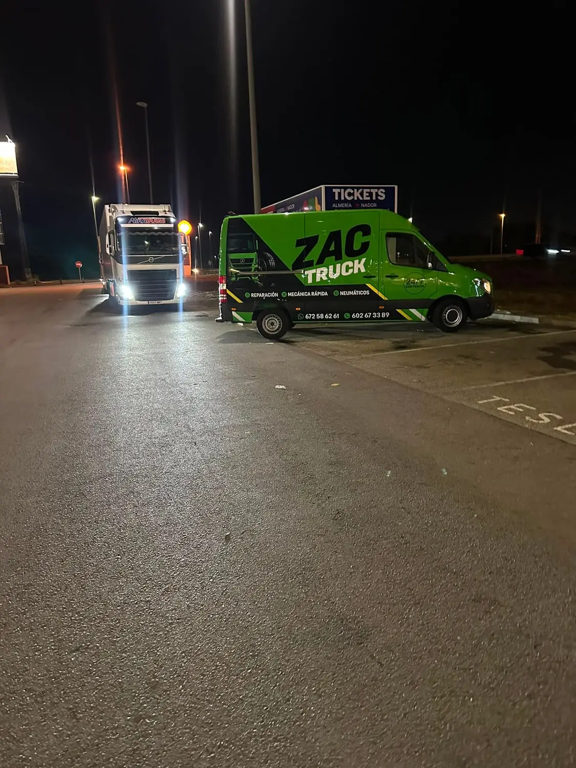 Asistencia nocturna de ZAC TRUCK a un camión Volvo en una zona de embarque