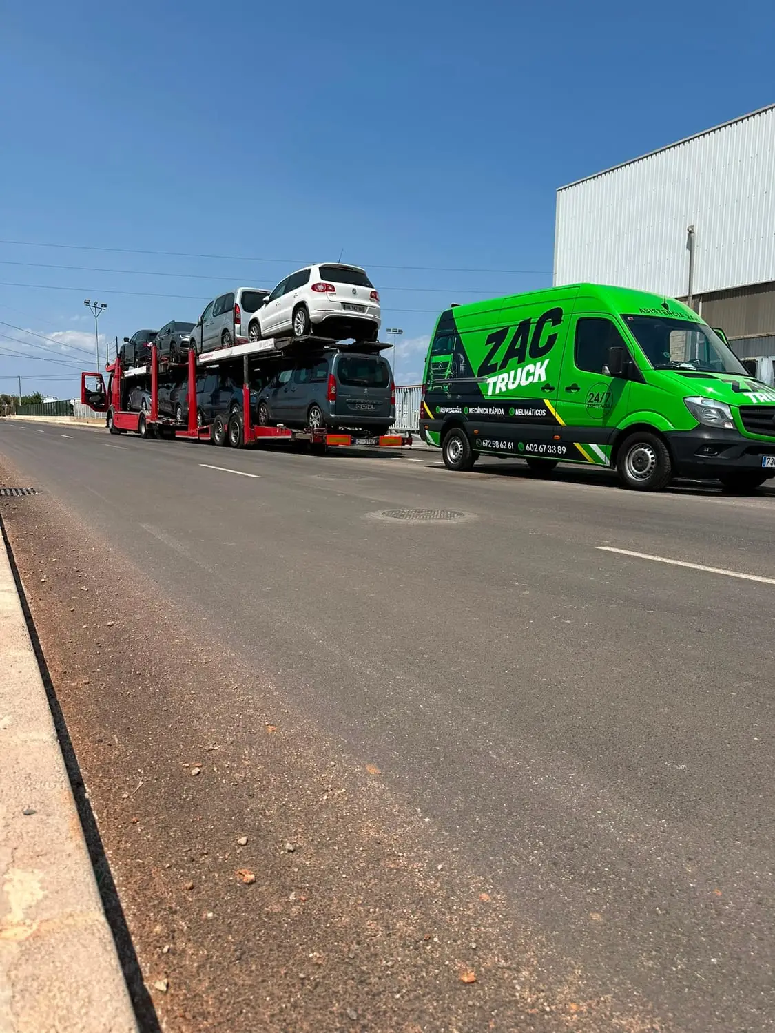 Furgoneta de ZAC TRUCK junto a un camión portavehículos cargado de coches