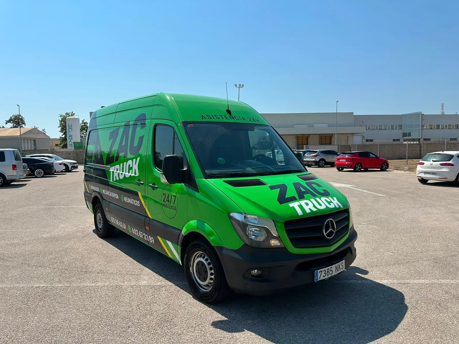 Mercedes Sprinter de ZAC TRUCK rotulada en verde, vista frontal