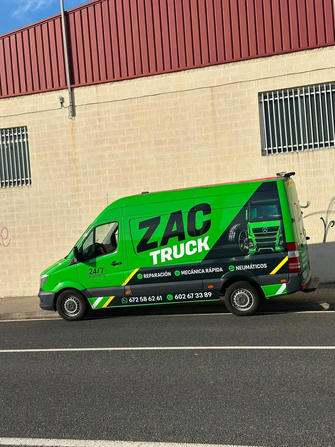 Furgoneta de ZAC TRUCK aparcada junto a una nave industrial