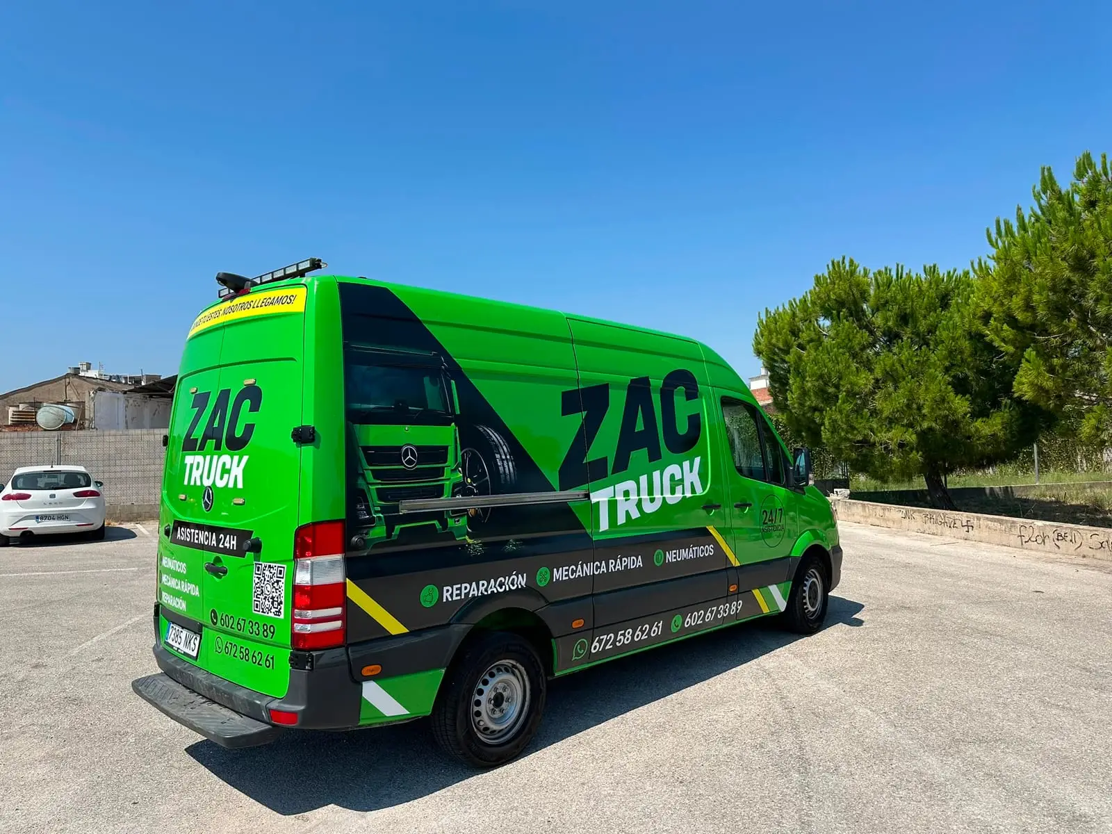 Trasera de la furgoneta de ZAC TRUCK con los teléfonos de contacto y el código QR
